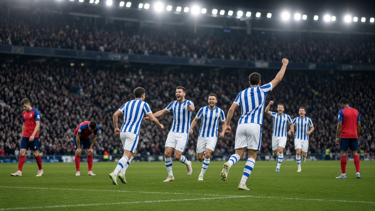 Fullsatt engelsk fotbollsarena i eftermiddagsljus med publik och grön gräsplan
