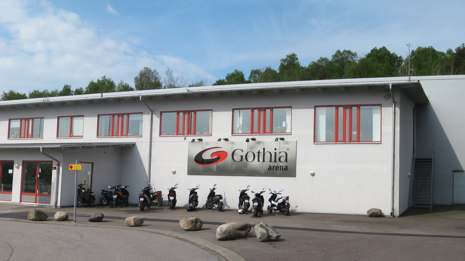 Fasaden på Gothia Arena i Västra Frölunda med röda fönsterkarmar och arenaskylt, Högsbos hemmahall